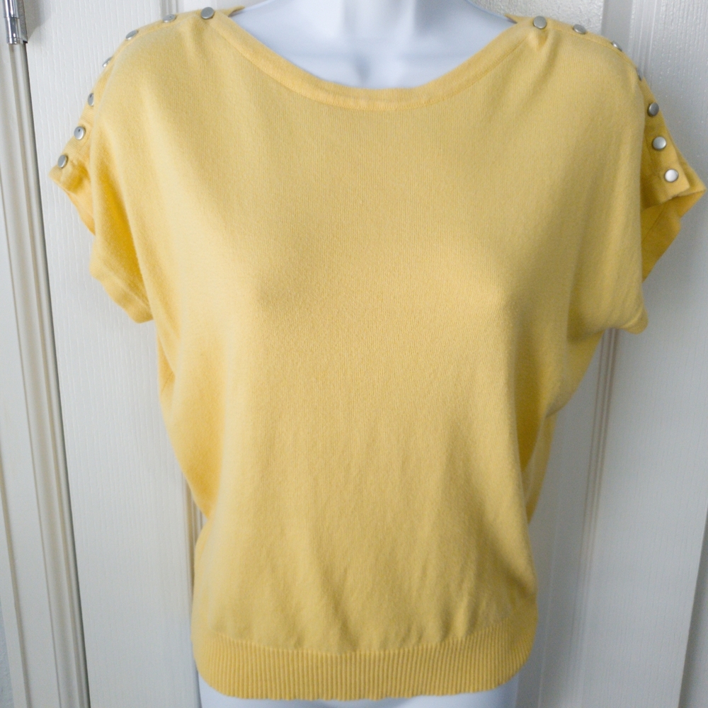 Joseph A. Yellow Knit Top Embellished with Silver Button Size Small
